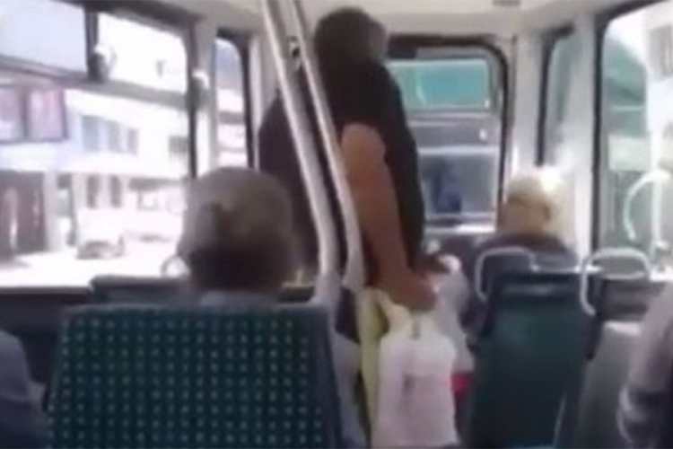 Hit na Facebooku: Srpkinja u švajcarskom prevozu vodi zanimljiv razgovor (VIDEO)