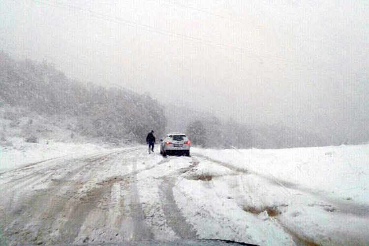 Snijeg izazvao kolaps na putu Foča - Sarajevo