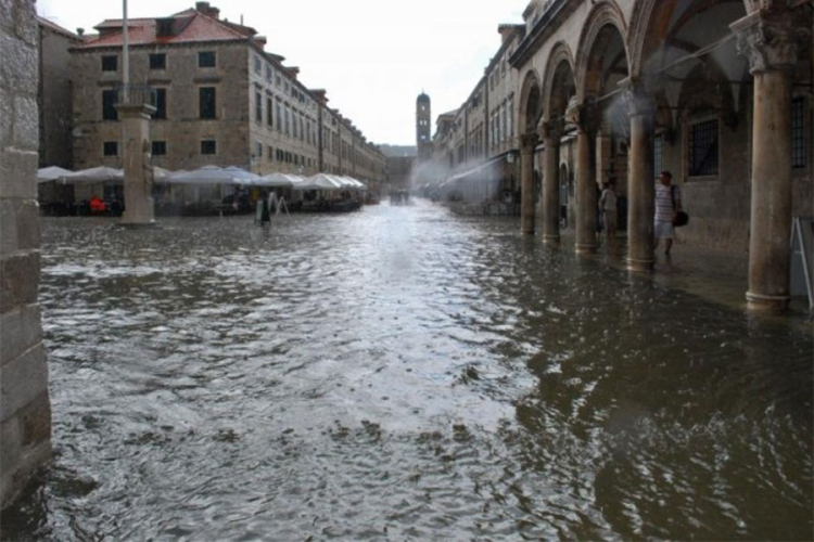 Nevrijeme potopilo Dubrovnik, potonula barka (FOTO)