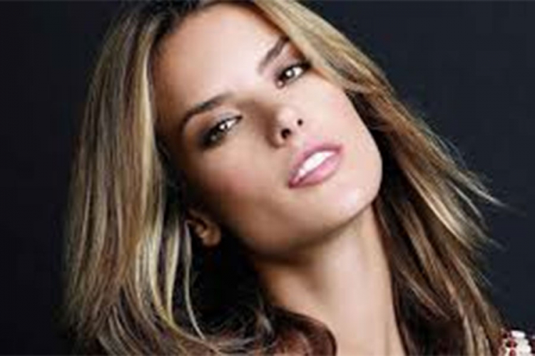Alesandra Ambrosio iznenadila fanove (FOTO)