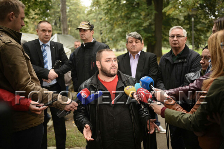 Šatori štrajkača iz banjalučkog parka nisu uklonjeni (FOTO)