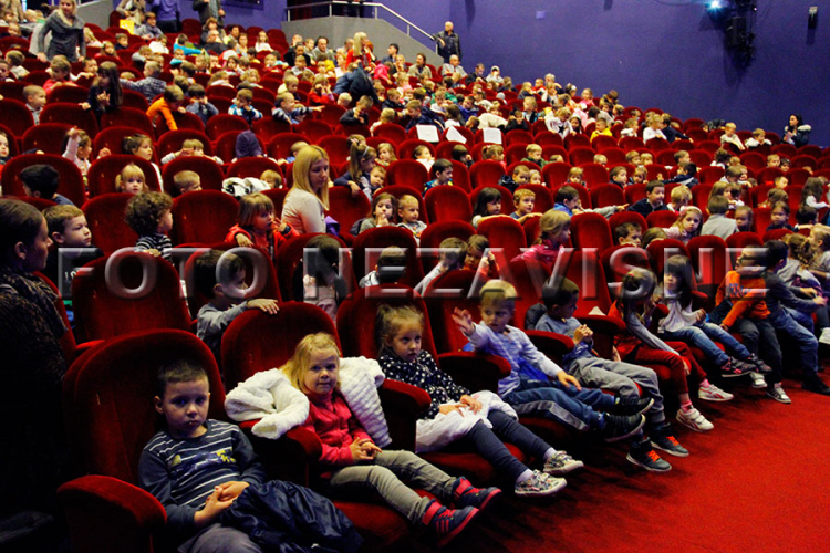Teatar sjenki prenio moralne pouke (FOTO)