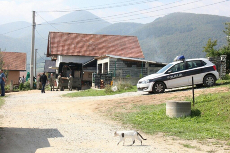 Ženu izrešetao u autu pa vukao tijelo po zemlji