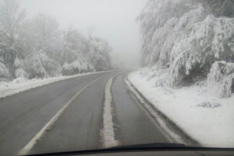 Snijeg zabijelio jutros na planinama u RS (FOTO)