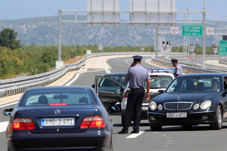 Blokiran saobraćaj za sva vozila na prelazu Bijača
