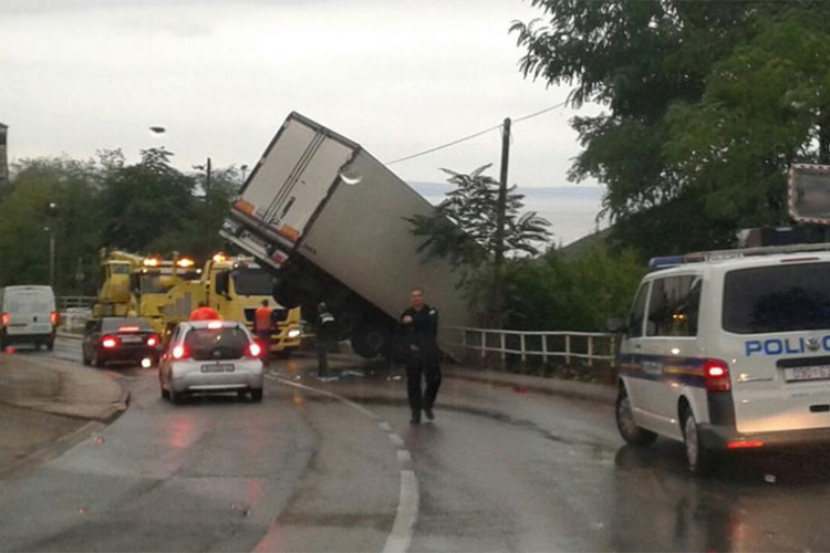 Kamion sletio sa puta i popeo se na ogradu trgovačkog centra