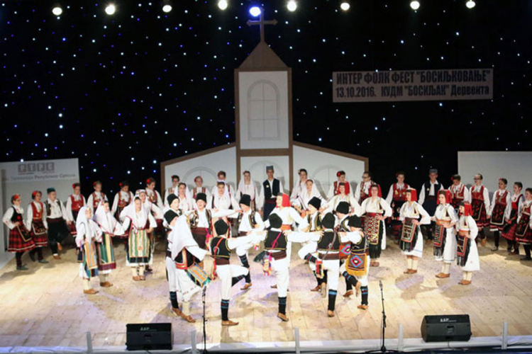 Održan 20. Inter folk fest "Bosiljkovanje"