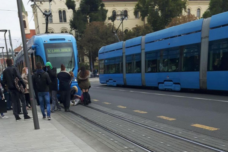 Zagreb: Djevojka pala pod tramvaj