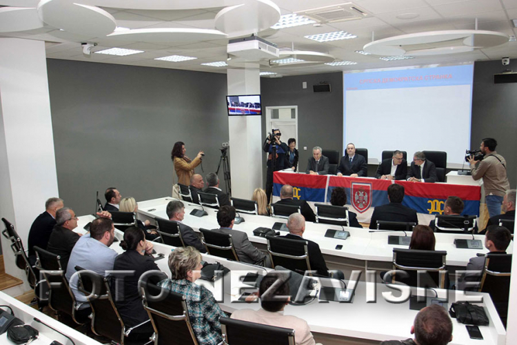 Puč u SDS-u ili potraga za novom snagom?