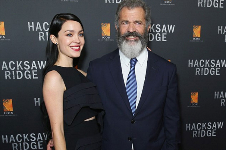 Mel Gibson na crvenom tepihu sa 35 godina mlađom djevojkom (VIDEO)