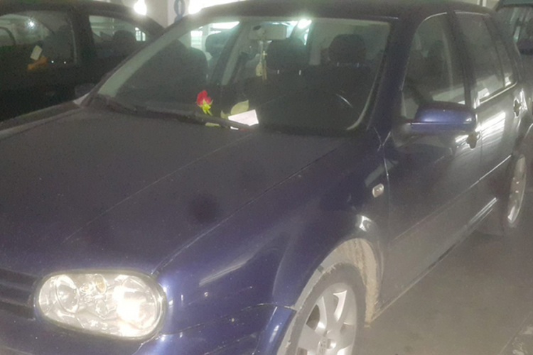 Banjalučanin porukom na automobilu iskazao ljubav (FOTO)