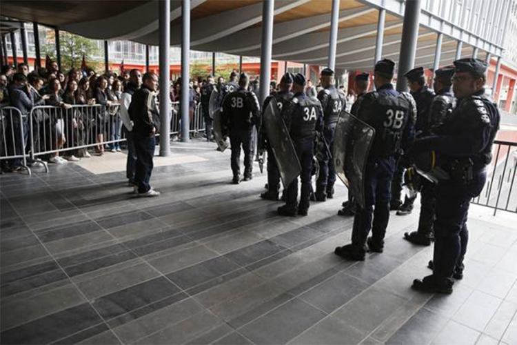Protest policajaca u Parizu, pjevali Marseljezu