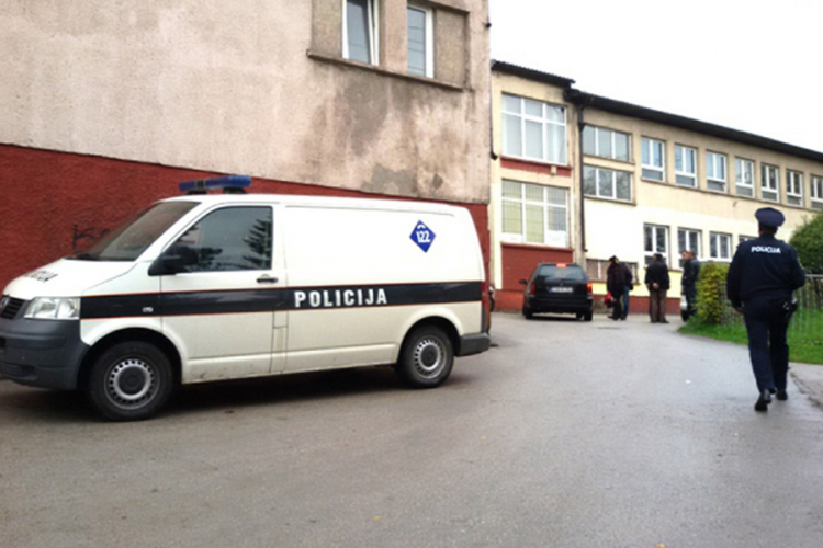 Oteta djevojčica ispred škole u Zenici