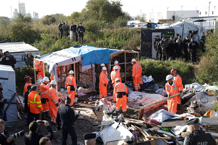 Počelo rušenje migrantskog kampa "Džungla" u Kaleu (FOTO)