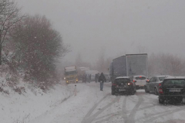 Snijeg paralisao saobraćaj preko planina u BiH (FOTO)
