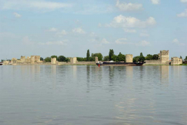 Teretni brod se prevrnuo u Dunav, traga se za posadom