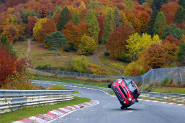 Prešao Nirburgring vozeći MINI na 2 točka (VIDEO)