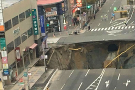 Ogromna rupa „progutala“ dio ulice (VIDEO)