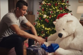 Ronaldo sa majkom u rimejku filma "Sam u kući" (VIDEO)