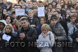 Veliki broj građana na protestu zbog smrti porodilje u Gradišci ...