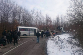 Cazin: Betonski stub ispao iz prikolice i udario u kombi (FOTO)