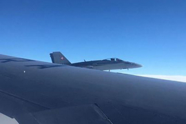 Blizak "susret" švajcarskog lovca sa avionom ruske delegacije (VIDEO)