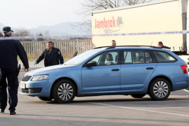 U autu na parkingu pronašli dvoje mrtvih