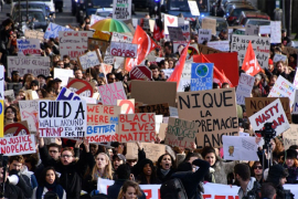Više stotina ljudi na protestu protiv Trampa u Parizu