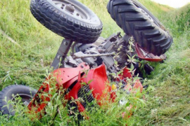 Prevrnuo se traktor, povrijeđen vozač