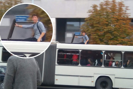Mladić izašao na krov gradskog autobusa u vožnji (FOTO)