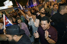 Španski kralj odao počast Kastru, demonstracije na ulicama