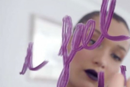Ovo je najmodernija nijansa karmina ove jeseni (VIDEO)