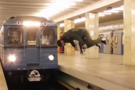 Rus preskočio šine saltom sekundu prije nailaska voza (VIDEO)