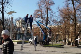 Počelo novogodišnje kićenje grada