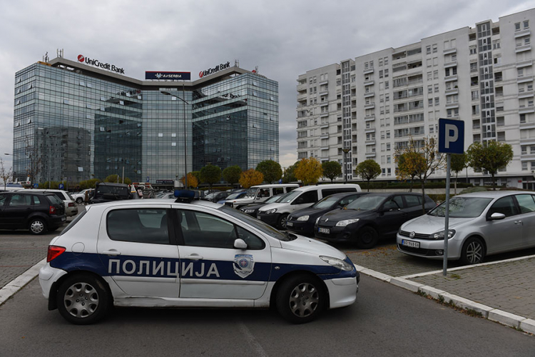 Nema sumnjivog paketa, policija odvezla "pežo" iz garaže