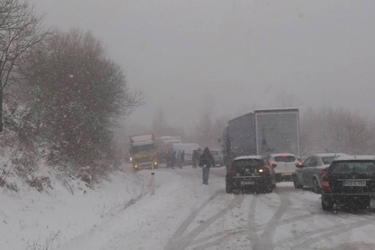 Snijeg paralisao saobraćaj preko planina u BiH (FOTO)