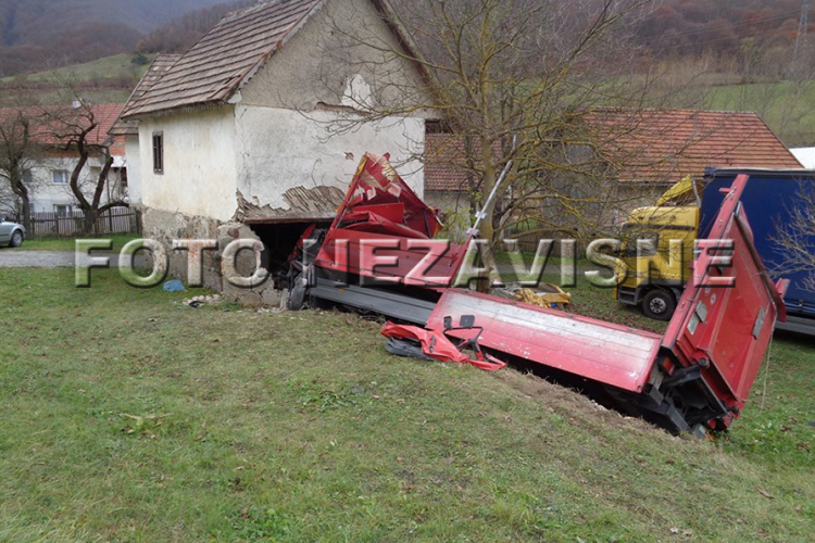 Mrkonjić Grad: Kamion uletio u kuću, vozač čudom preživio (FOTO)
