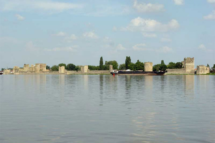 Teretni brod se prevrnuo u Dunav, traga se za posadom