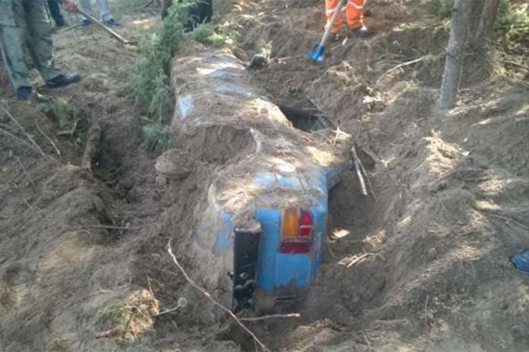 Zgazio biciklistu, pobjegao i zakopao automobil