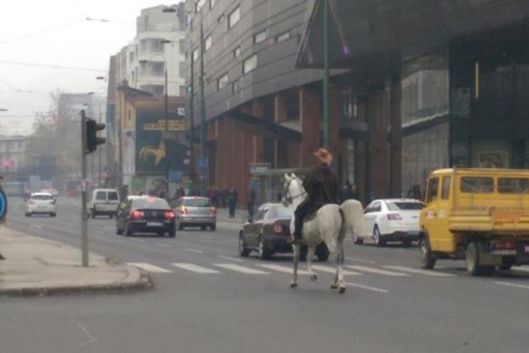Kauboj na konju u centru Sarajeva (FOTO)