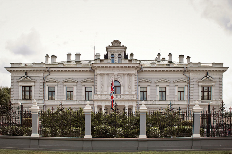 Protesti ispred britanske Ambasade u Moskvi