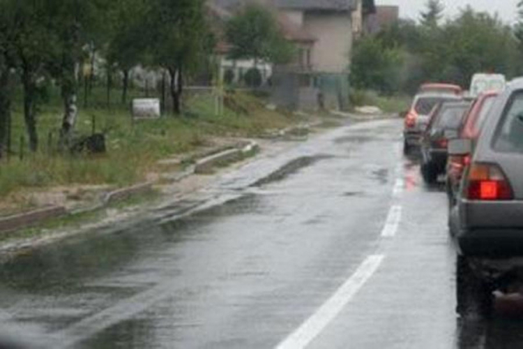 Mjestimično vlažni kolovozi i poledica