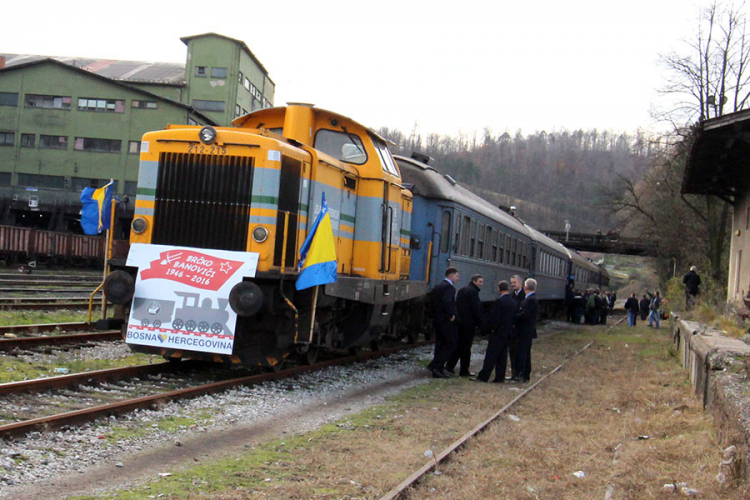 Prugu uglja i hljeba gradila i djeca (FOTO)