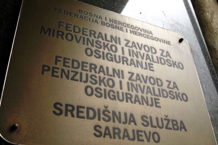 Dižu kredit da isplate penzije