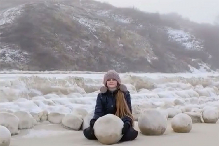 U Sibiru primjećene čudne ledene kugle (VIDEO)