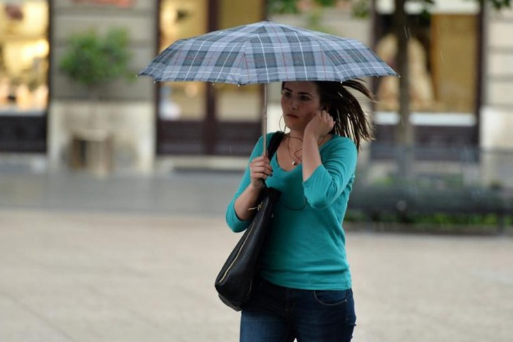 Oblačno vrijeme sa kišom, na planinama snijeg