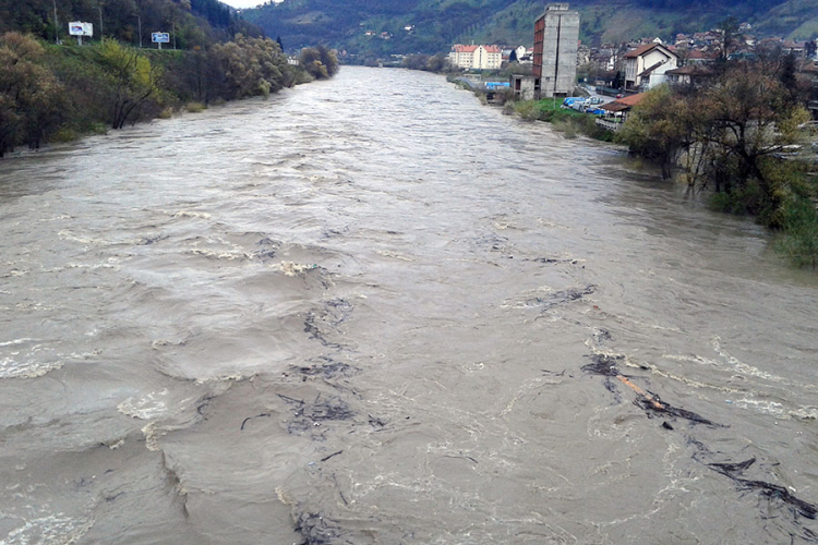 Nabujala Drina nosi drvlje i balvane, Civilna zaštita u pripravnosti