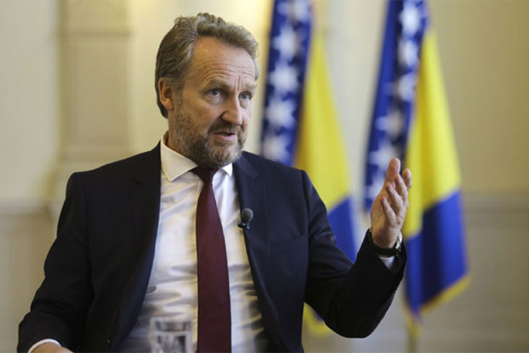 Izetbegović pozvao EU da oprezno idu sa BiH