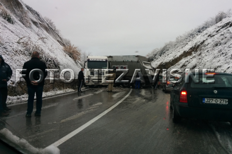 Zastoj na Dabracu, kamion se popriječio na putu (FOTO)