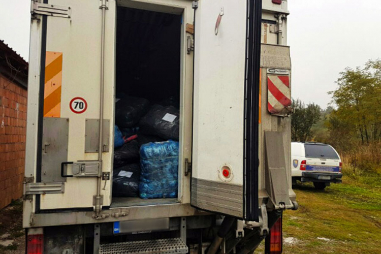 Švercovao 1.241 kg paradajza preko granice (FOTO)